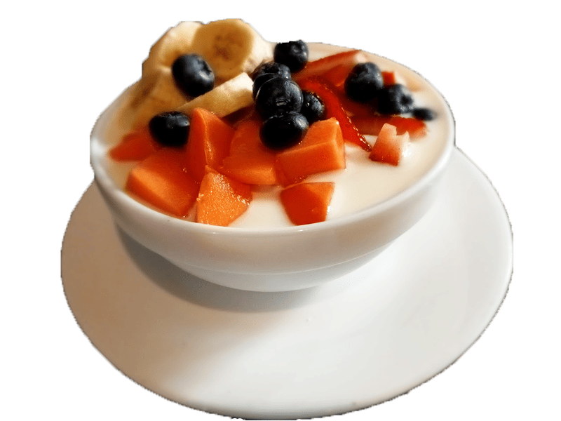 Yogurt con frutas de temporada, y mermelada de fruta o miel de panela